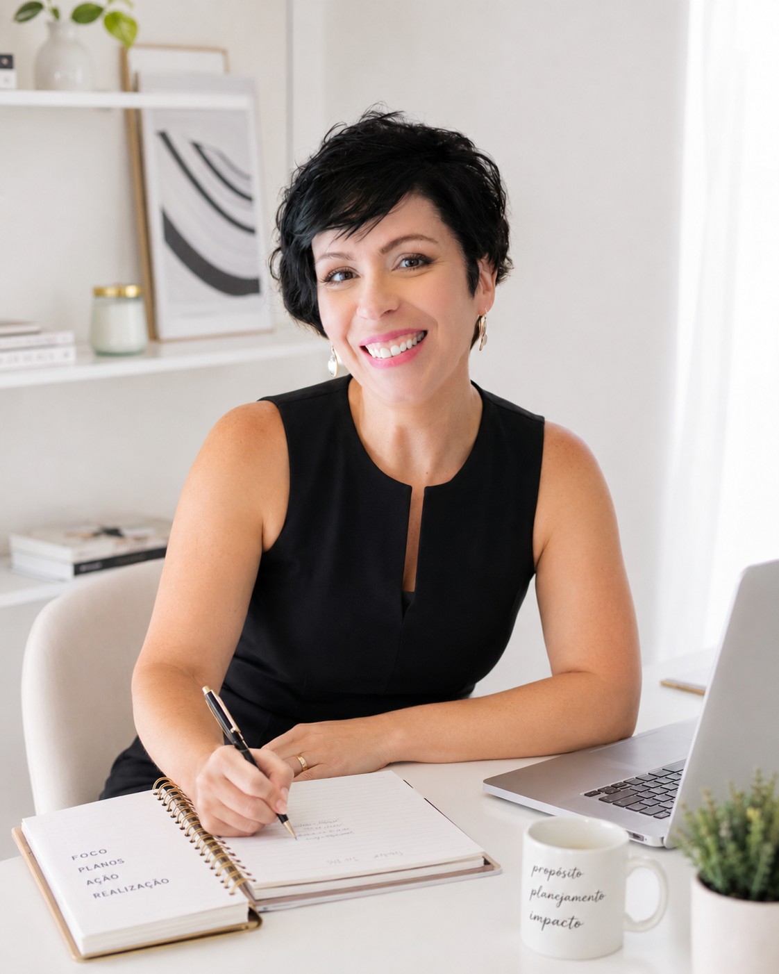Susana Pinto à secretária, com caderno e portátil